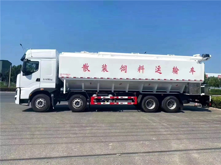 柳汽乘龍小三軸飼料車 畜牧漁業飼料銷售的理想選擇